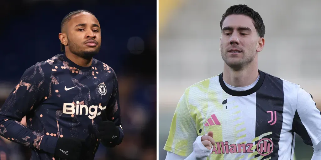 Vlahovic, com a camisa branca e preta, com detalhes rosa, da Juventus, e Nkunku, de camisa azul do Chelsea