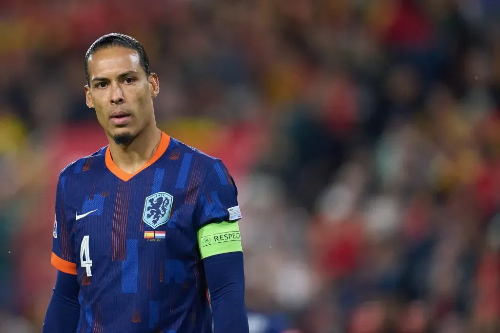 Van Dijk, cotado no Barcelona, em campo com a Holanda (Photo by Aitor Alcalde/Getty Images)
