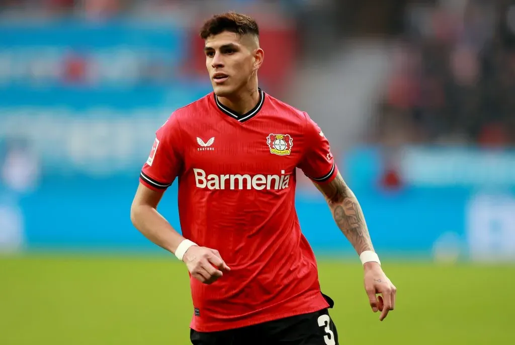 Piero Hincapié em jogo do Bayer Leverkusen Germany. (Photo by Martin Rose/Getty Images)