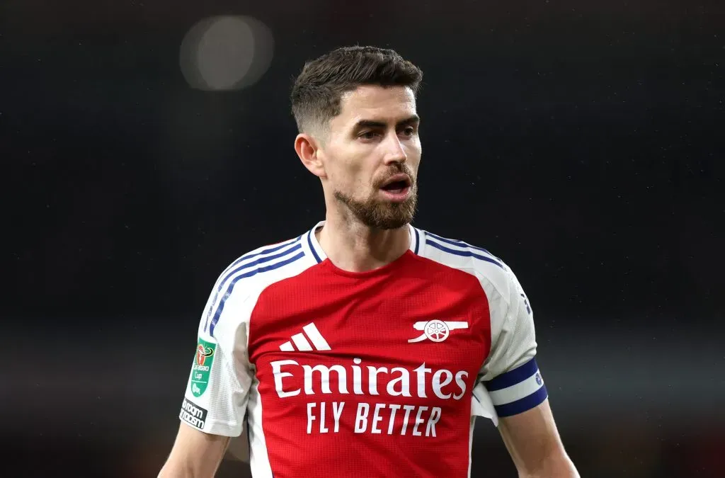 Jorginho, de camisa branca e vermelha do Arsenal