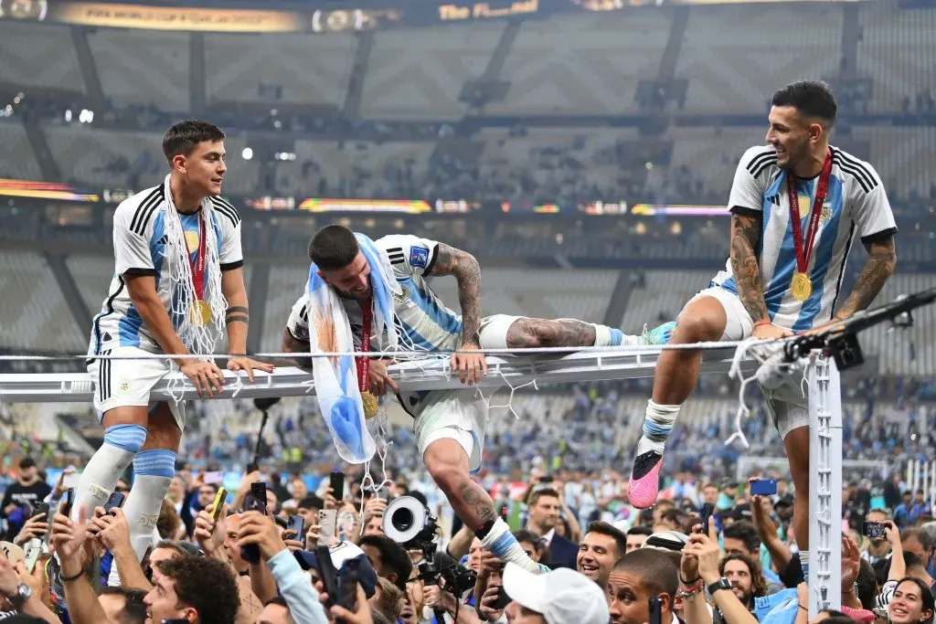 Paulo Dybala, Rodrigo De Paul e Leandro Paredes, da Argentina, comemoram com suas medalhas após a final da Copa do Mundo da FIFA Catar 2022, entre Argentina e França, no Estádio Lusail, em 18 de dezembro de 2022, na cidade de Lusail, Catar. (Foto de Dan Mullan/Getty Images)