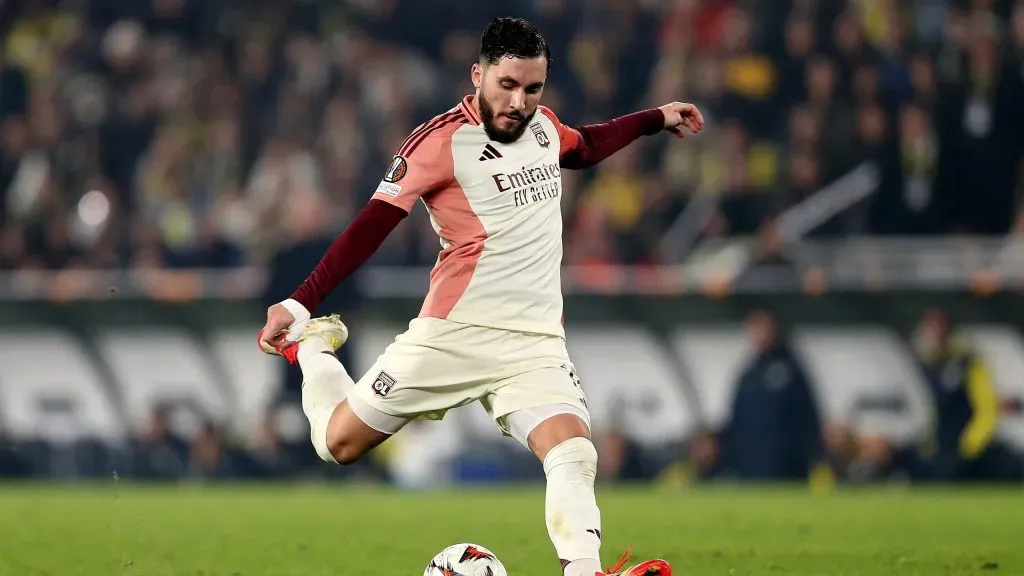 Rayan Cherki em jogo do Lyon. Foto: Ahmad Mora/Getty Images