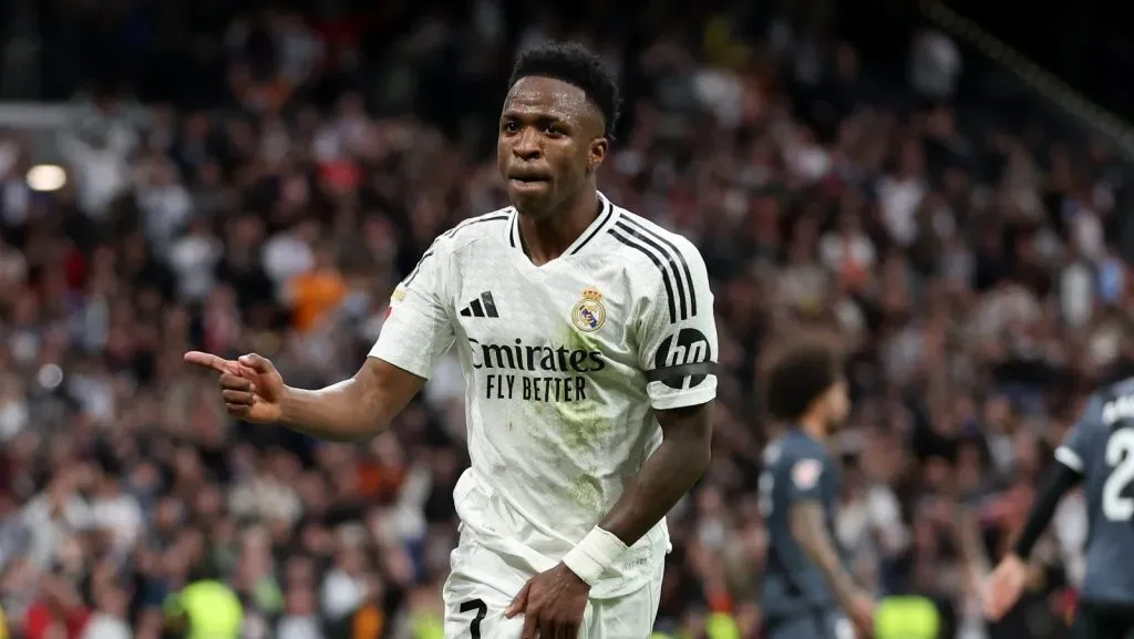 Vinicius Junior, do Real Madrid, comemora após marcar o segundo gol de sua equipe durante a partida da LaLiga entre Real Madrid CF e Rayo Vallecano no Estådio Santiago Bernabéu, em 9 de março de 2025, em Madri, Espanha. (Foto de Florencia Tan Jun/Getty Images)