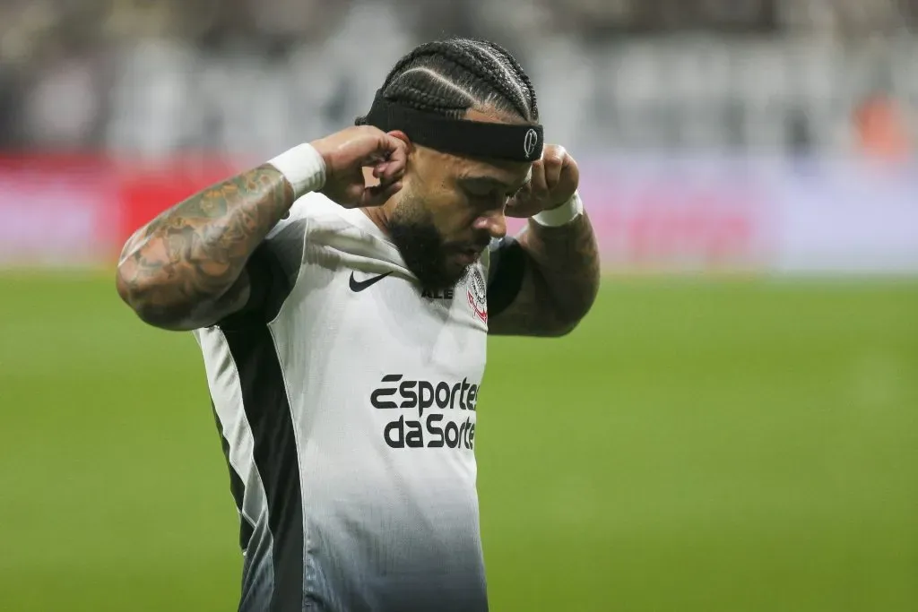 Depay com as mãos nos ouvidos