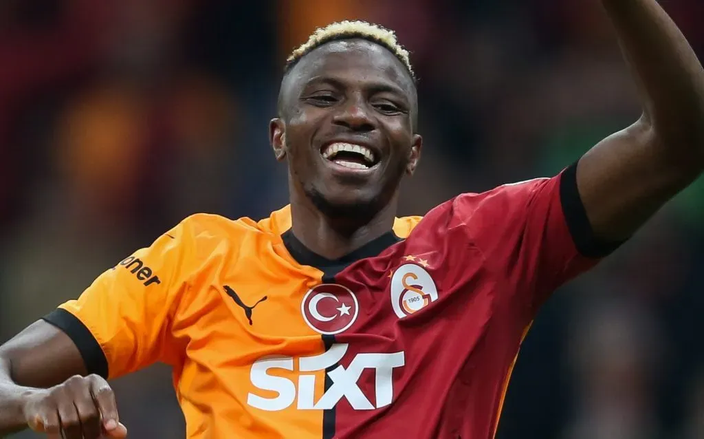 Victor Osimhen, do Napoli, pode defender o Manchester United, segundo portal (Photo by Ahmad Mora/Getty Images)