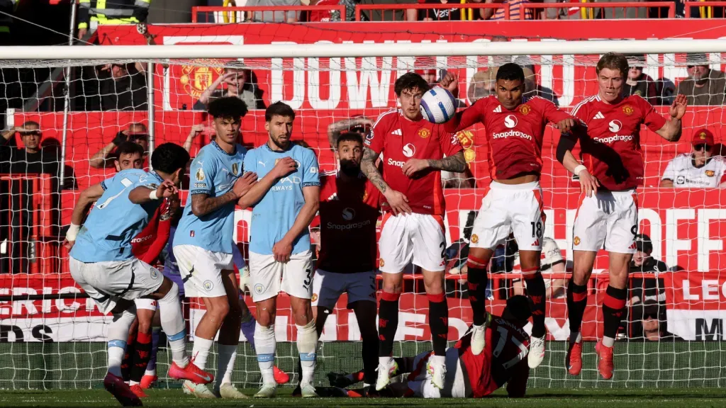 Omar Marmoush cobra falta em Manchester United x Manchester City (Photo by Michael Steele/Getty Images)