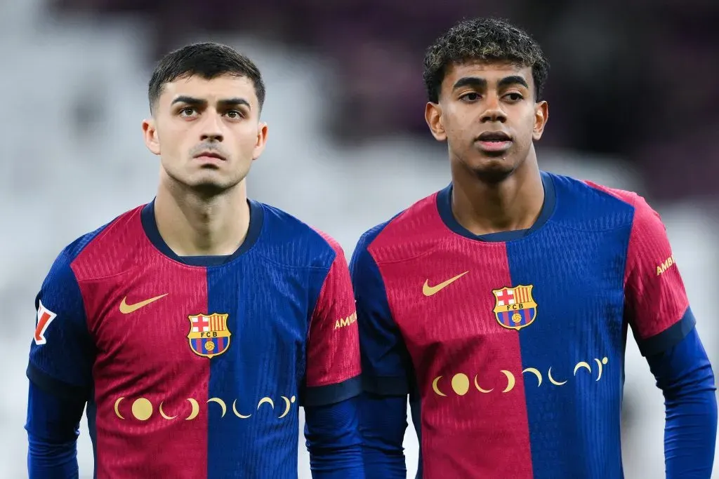 Pedri e Lamine Yamal, do FC Barcelona, vestem uma edição especial da camisa de jogo do Coldplay durante a partida da LaLiga entre Real Madrid CF e FC Barcelona no Estádio Santiago Bernabéu, em 26 de outubro de 2024, em Madri, Espanha. (Foto de David Ramos/Getty Images)