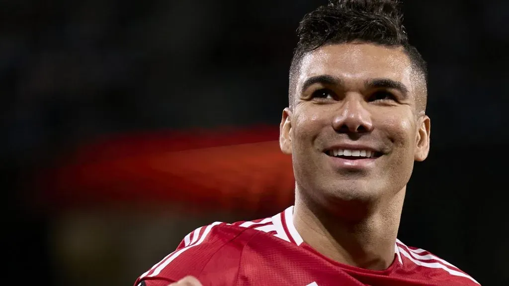 Casemiro, com a mão levantada, de camisa vermelha do Manchester United. (Photo by Ion Alcoba Beitia/Getty Images)