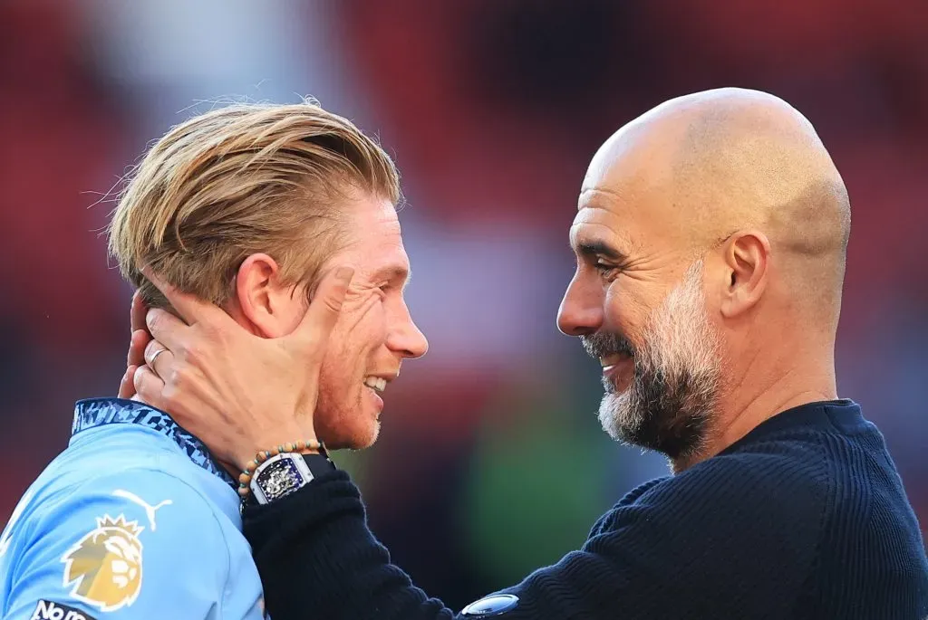 De Bruyne, em campo, Guardiola, pelo Manchester City