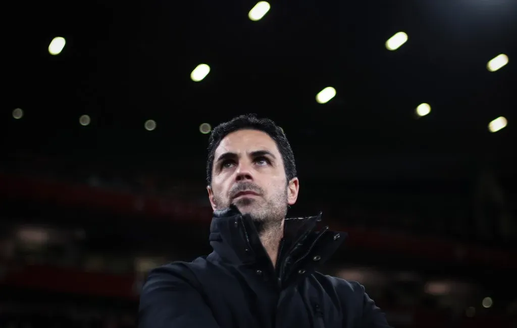 Arteta de casaco preto