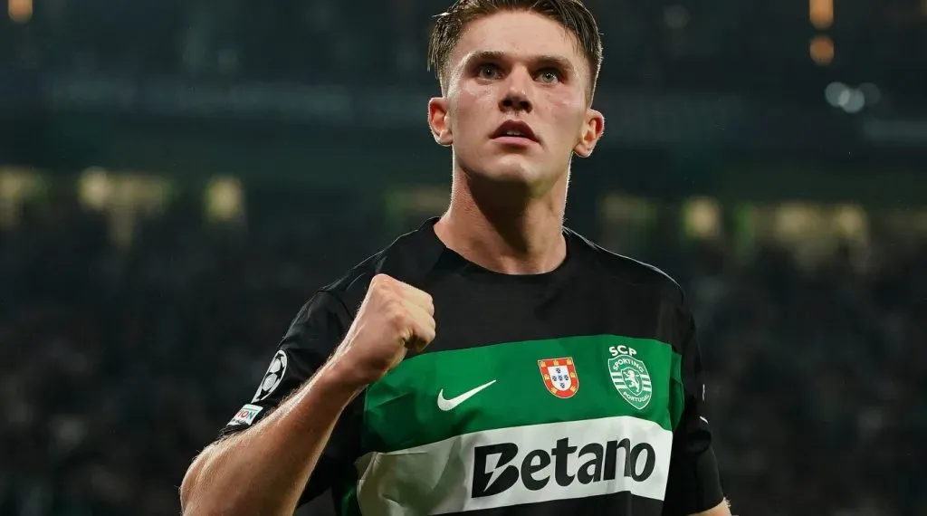 Gyokeres, alvo do Manchester United, em campo, de camisa verde e preta do Sporting. (Photo by Gualter Fatia/Getty Images)