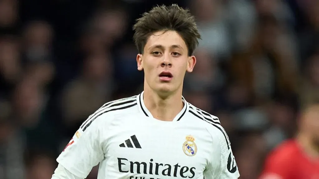 Arda Güler, alvo do Arsenal, em campo, de camisa branca do Real Madrid (Photo by Angel Martinez/Getty Images)