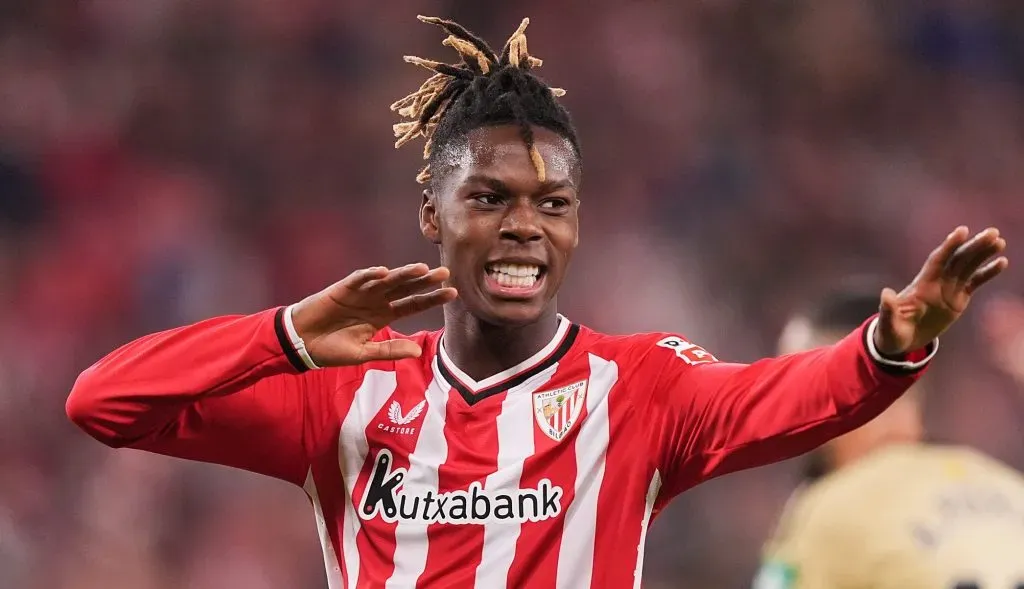 Nico Williams, alvo do Barcelona, em campo, de camisa do Athletic Bilbao. (Photo by Juan Manuel Serrano Arce/Getty Images)