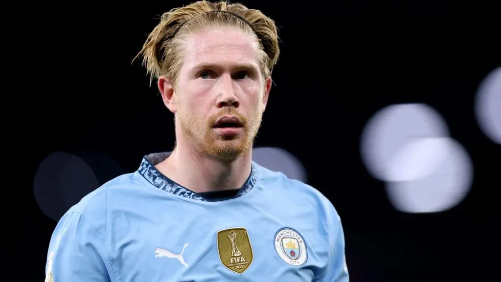 De Bruyne, do Manchester City, com a camisa azul. (Photo by Carl Recine/Getty Images)