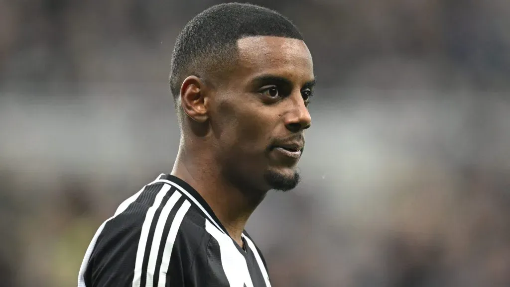 Isak em campo com o Newcastle (Photo by Michael Regan/Getty Images)