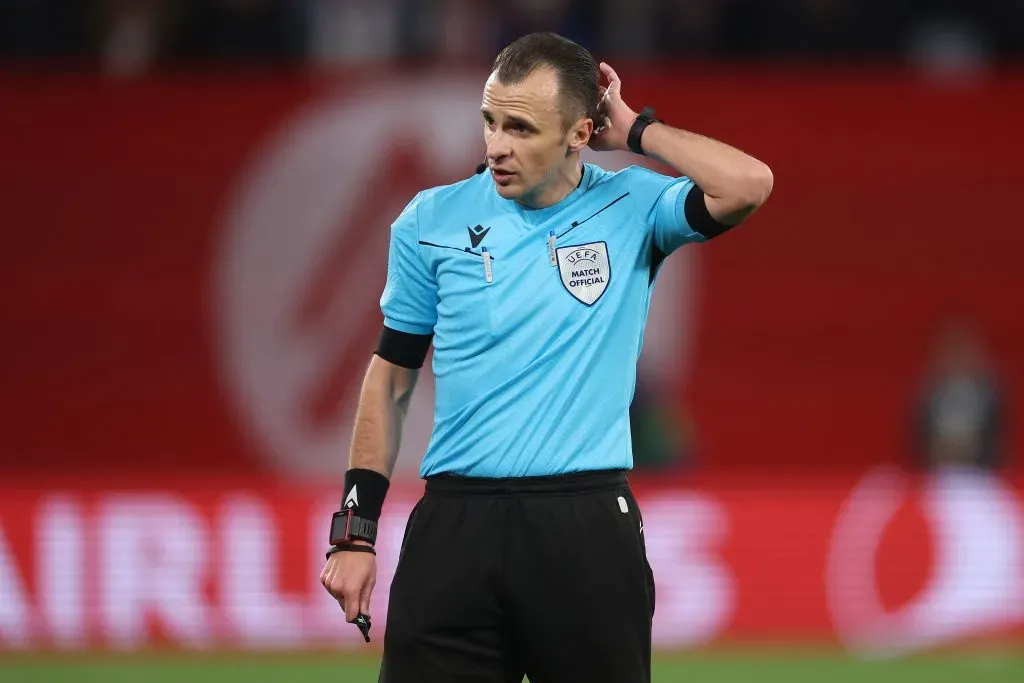 Árbitro não marca pênalti. Foto: Alexander Hassenstein/Getty Images