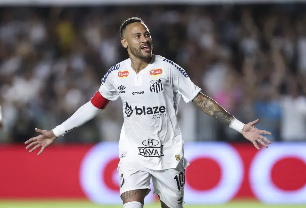 Neymar, em campo, com a camisa branca do Santos (Photo by Alexandre Schneider/Getty Images)