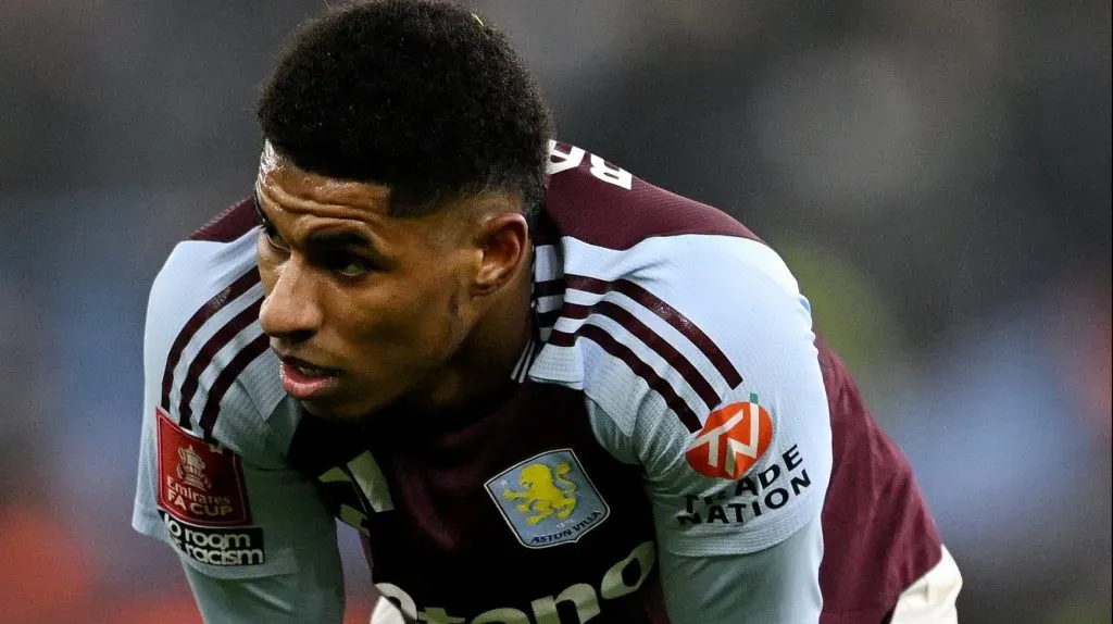 Rashford, em campo, com a camisa do Aston Villa (Photo by Clive Mason/Getty Images)