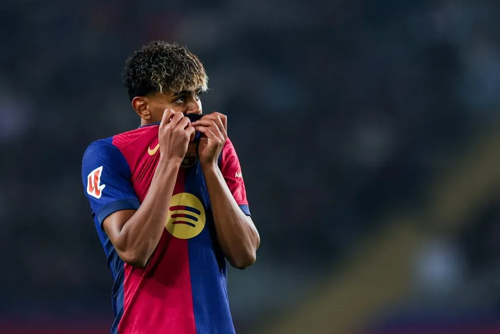 Yamal beija escudo do Barça