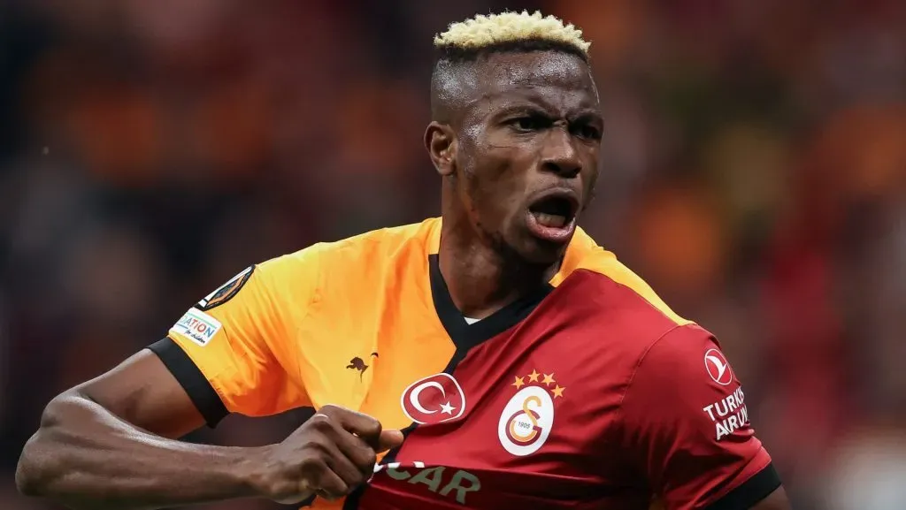 Victor Osimhen, em campo de camisa vermelha e amarela, com emblema do Galatasaray (Photo by Ahmad Mora/Getty Images)