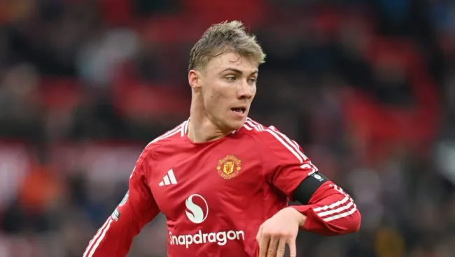 Rasmus Hojlund em campo pelo Manchester United (Michael Regan/Getty Images)