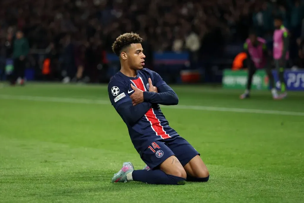 Désiré Doué em campo com a camisa azul do PSG