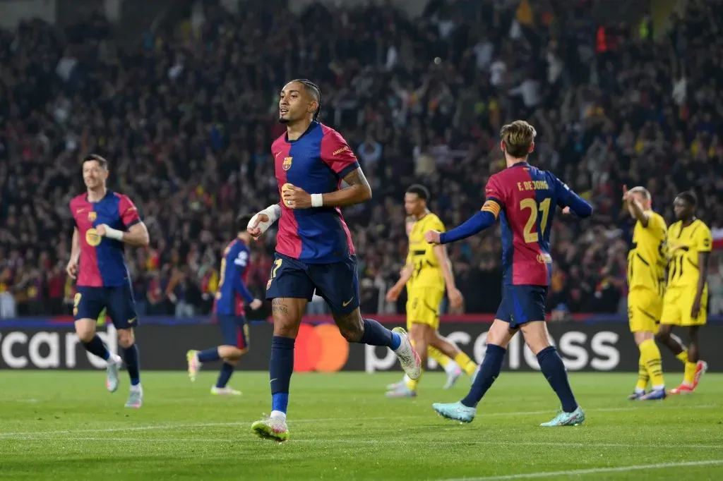 Raphinha, do FC Barcelona, comemora após marcar o primeiro gol de sua equipe durante a partida de ida das quartas de final da UEFA Champions League 202425 entre FC Barcelona e Borussia Dortmund, no Estadi Olímpic Lluís Companys, em 9 de abril de 2025, em Barcelona, Espanha. (Foto David RamosGetty Images)