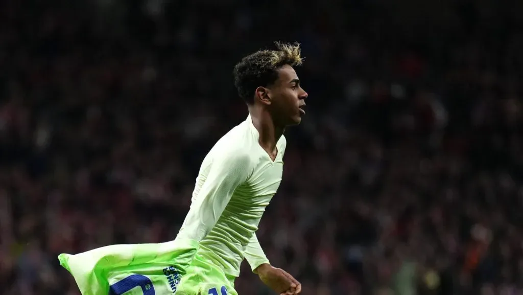 Lamine Yamal, do FC Barcelona, comemora ao marcar o terceiro gol de sua equipe durante a partida da La Liga EA Sports entre Atlético de Madrid e FC Barcelona no Riyadh Air Metropolitano, em 16 de março de 2025, em Madri, Espanha. (Foto de Angel Martinez/Getty Images)