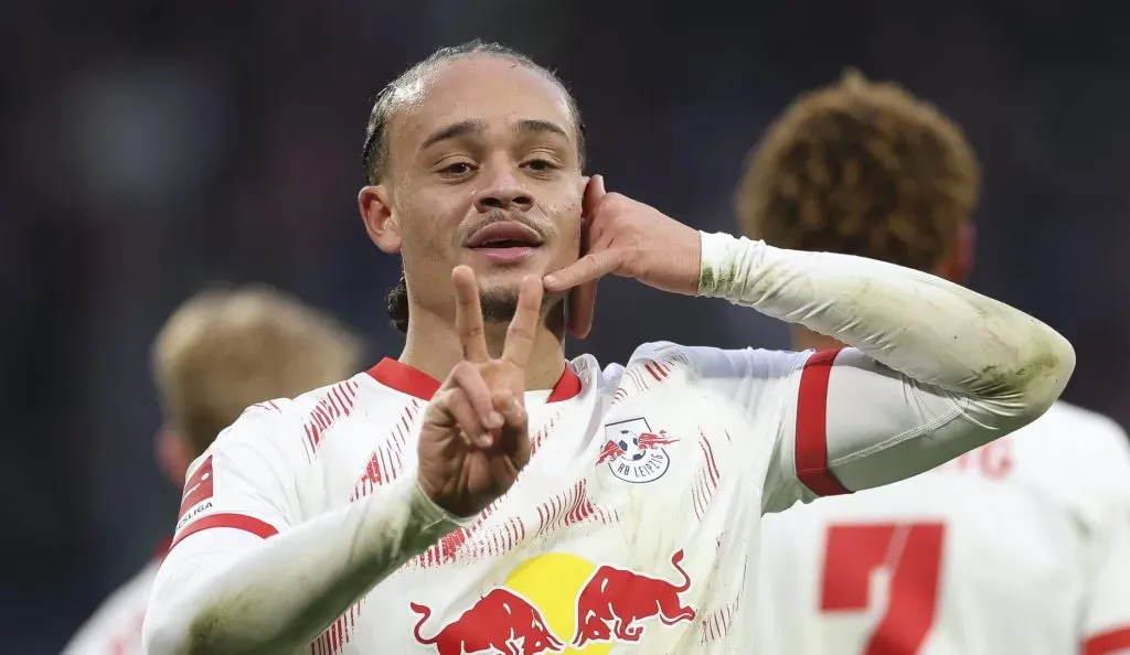 Xavi Simons, alvo do Liverpool, de camisa branca e detalhes vermelhos. (Photo by Maja Hitij/Getty Images)