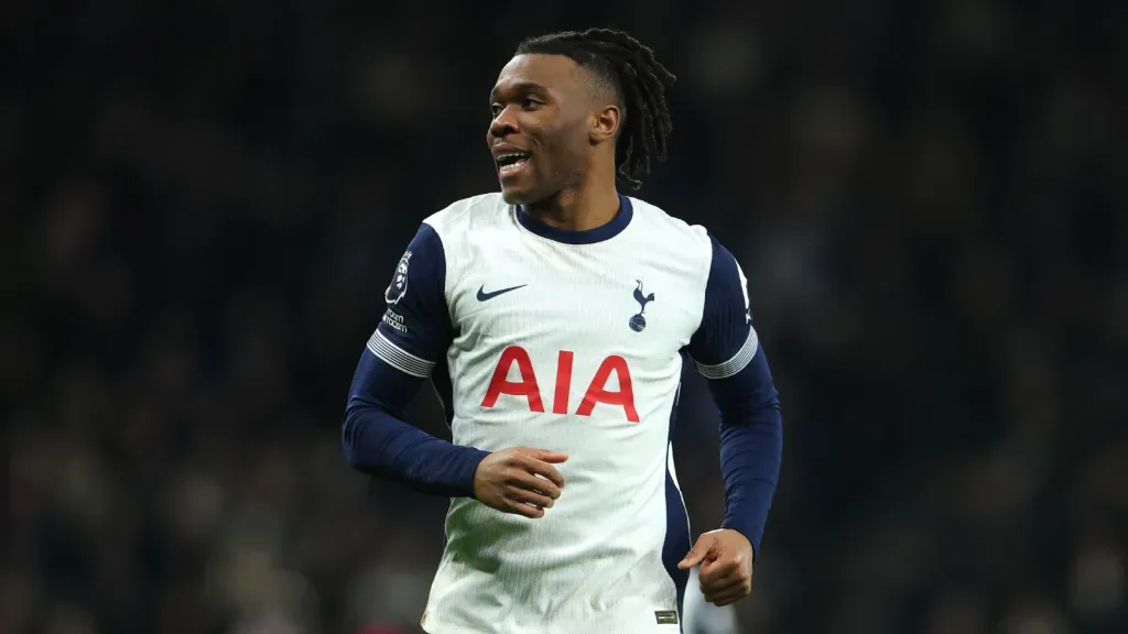 Destiny Udogie durante partida pelo Tottenham na Premier League (Photo by Alex Pantling/Getty Images)