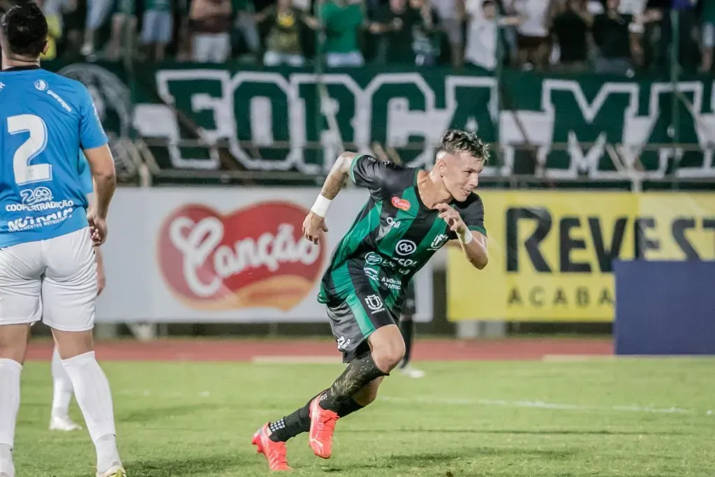 Matheus Moraes, alvo do Corinthians, em campo, com a camisa verde e preta do Maringá