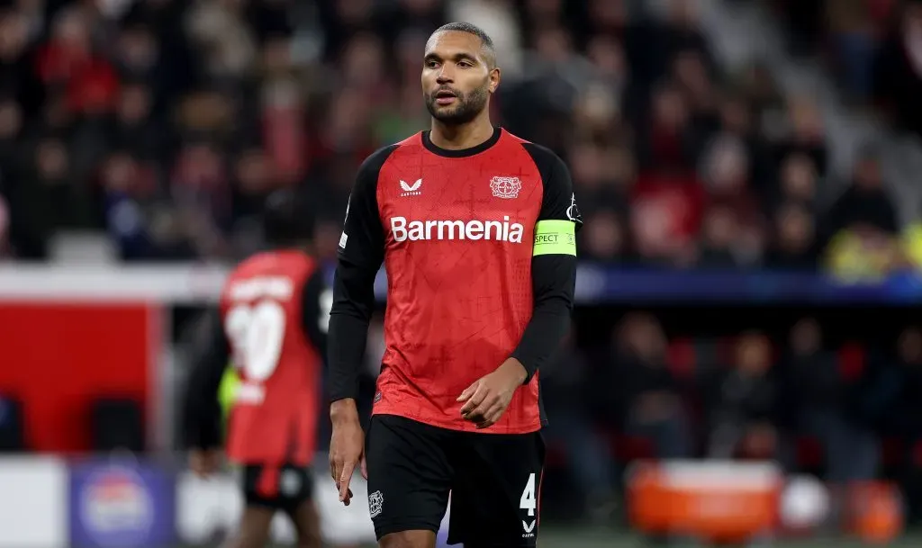 Zagueiro Jonathan Tah, do Bayer Leverkusen, se tornou um grande alvo do Barcelona nos últimos meses, com um acordo finalizado, porém, segundo o jornalista do SPORT, o jogador está receoso em se transferir devido à situação que ocorreu com Dani Olmo. Agora, ele quer definir seu futuro dentro de um mês Photo by Lars Baron/Getty Images)