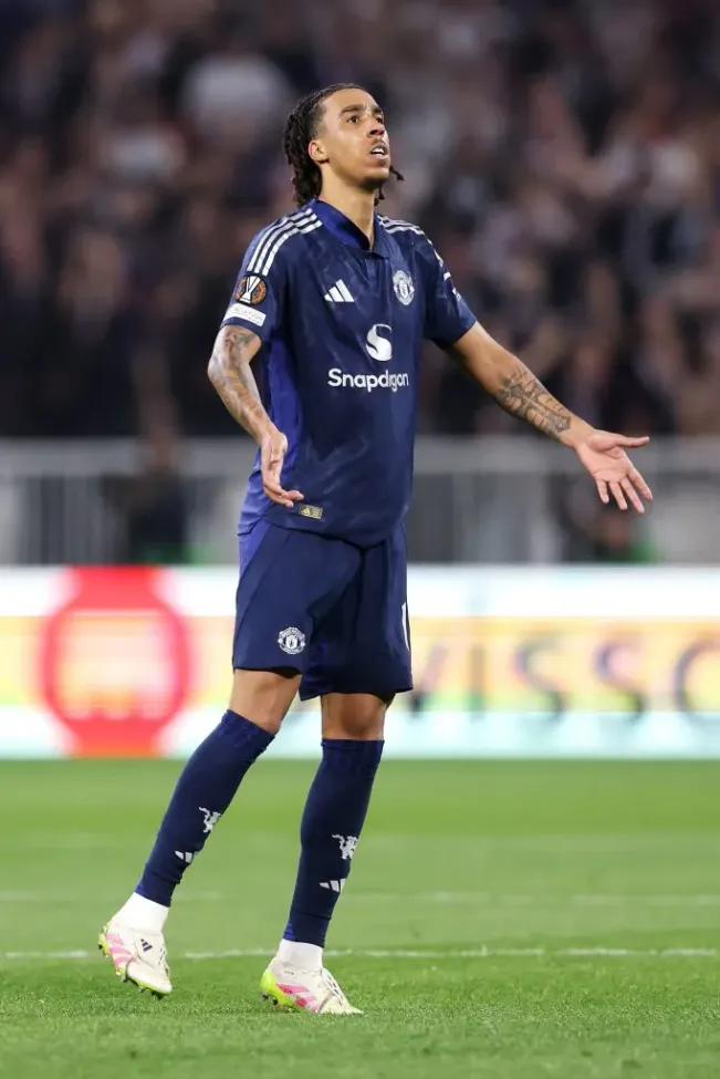Leny Yoro, jovem do Manchester United, ajudou a equipe a vencer o Lyon, pelo jogo de ida, nas quartas de final da Liga Europa. Ele se tornou o zagueiro mais jovem a marcar pelo clube em competições europeias, segundo o Statman Dave, no X (Photo by Michael Steele/Getty Images)