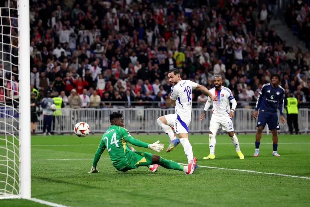 Onana, em campo, de camisa verde do Manchester United