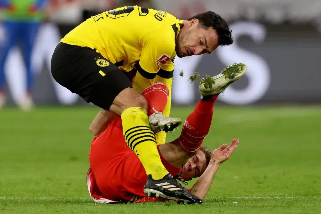 Joshua Kimmich, do Bayern de Munique, disputa a bola com Mats Hummels, do Borussia Dortmund, durante a partida da Bundesliga entre FC Bayern de Munique e Borussia Dortmund na Allianz Arena, em 1º de abril de 2023, em Munique, Alemanha. (Foto de Alexander Hassenstein/Getty Images)