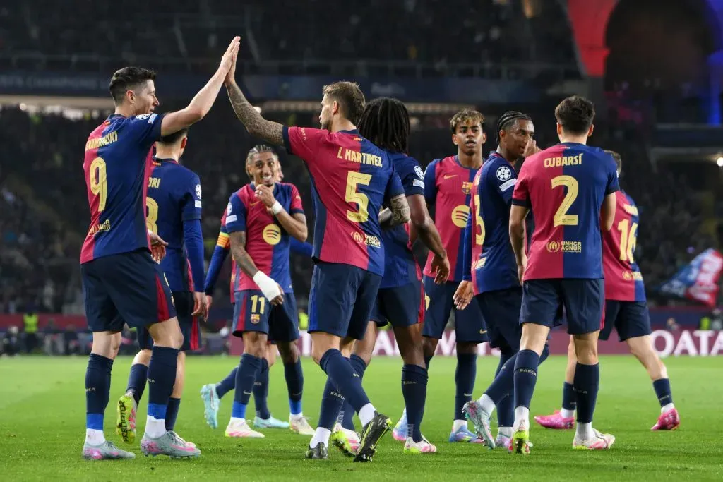 Robert Lewandowski, do FC Barcelona (à esquerda), comemora com um