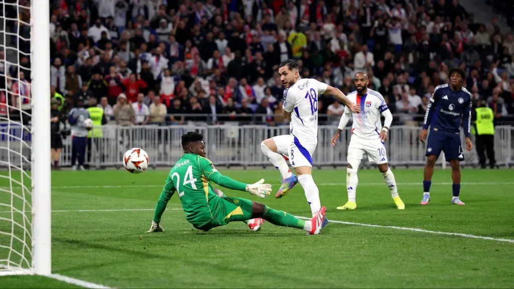 Onana tomando segundo gol após falha contra o Lyon. Foto: Michael Steele/Getty Images