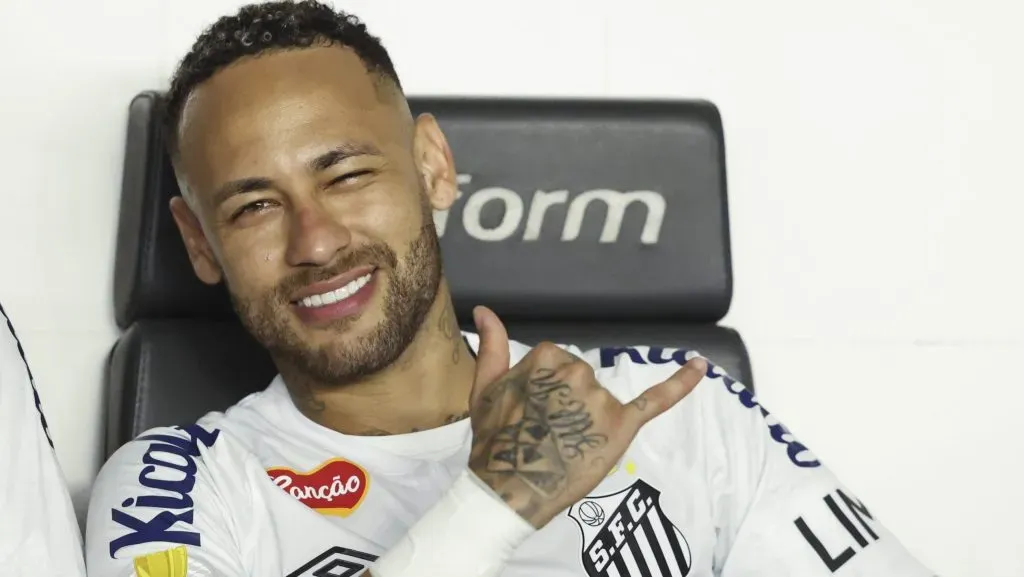 Neymar, sentado no banco de reservas, com a camisa com escudo do Santos. (Photo by Alexandre Schneider/Getty Images)