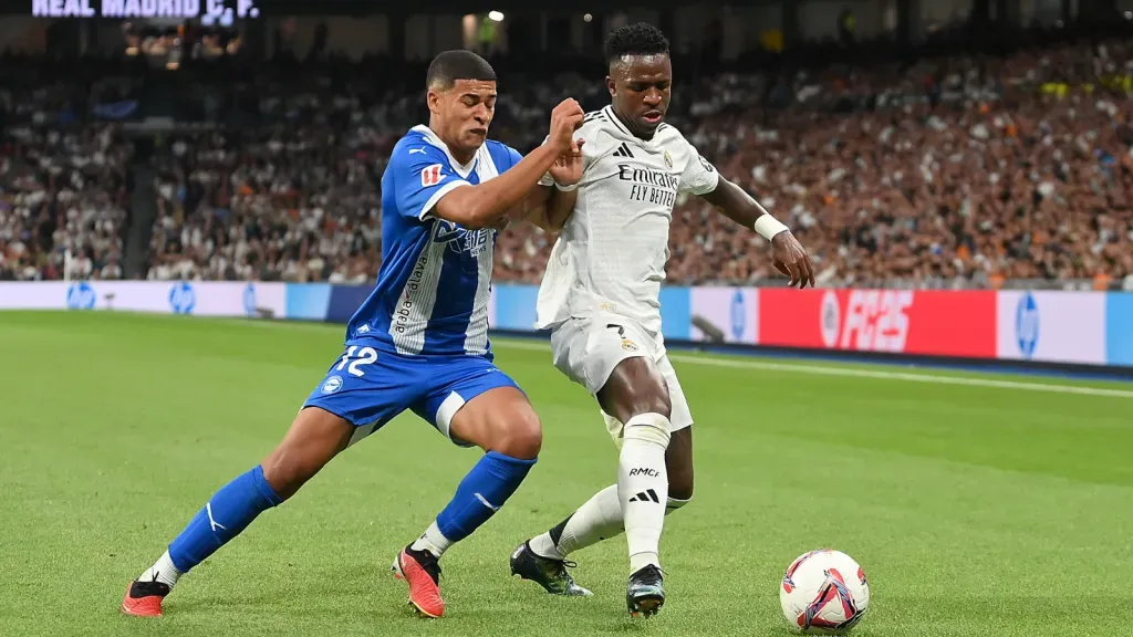 Santiago Mourino marcando Vinicius Júnior em jogo do Real Madrid x Alavés (Photo by Denis Doyle/Getty Images)