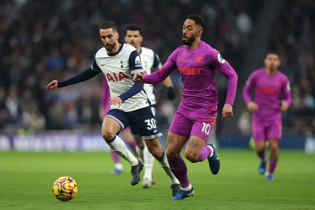 Com a aproximação do fim de contrato de jogadores importantes, como Rodrigo Bentancur, o Tottenham enfrenta uma janela de transferências decisiva. (Photo by Alex Pantling/Getty Images)