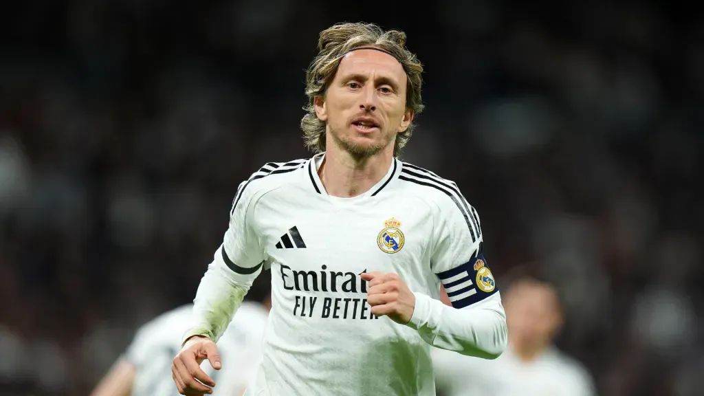 Luka Modric com a faixa de capitão do Real Madrid (Photo by Angel Martinez/Getty Images)