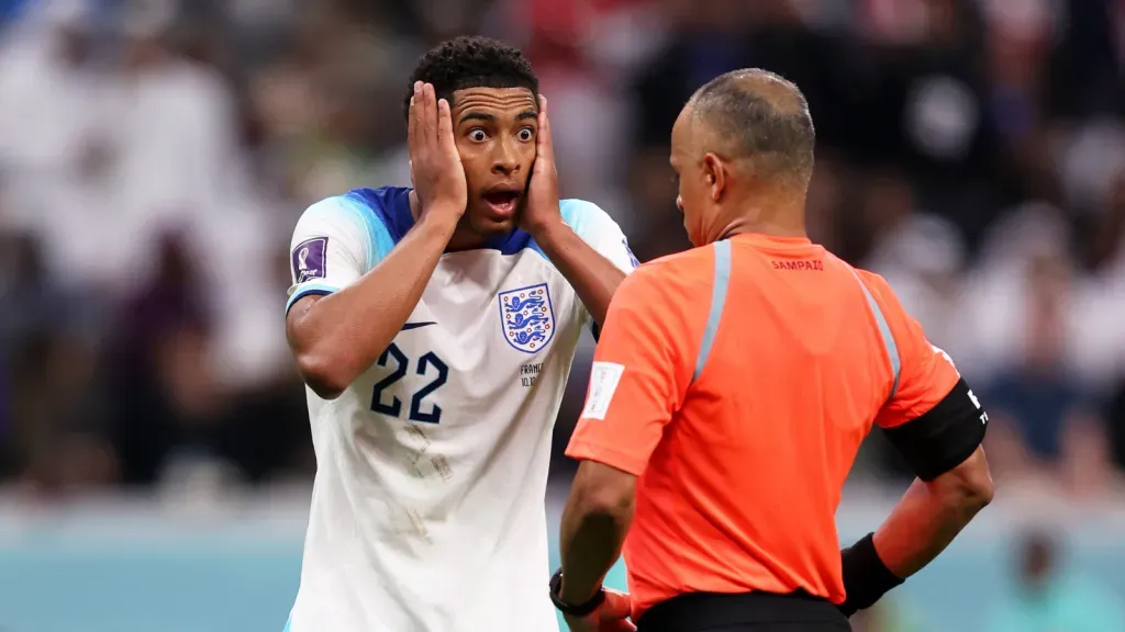 Bellingham com Wilton Pereira Sampaio durante a Copa do Mundo de 2022 (Photo by Julian Finney/Getty Images)