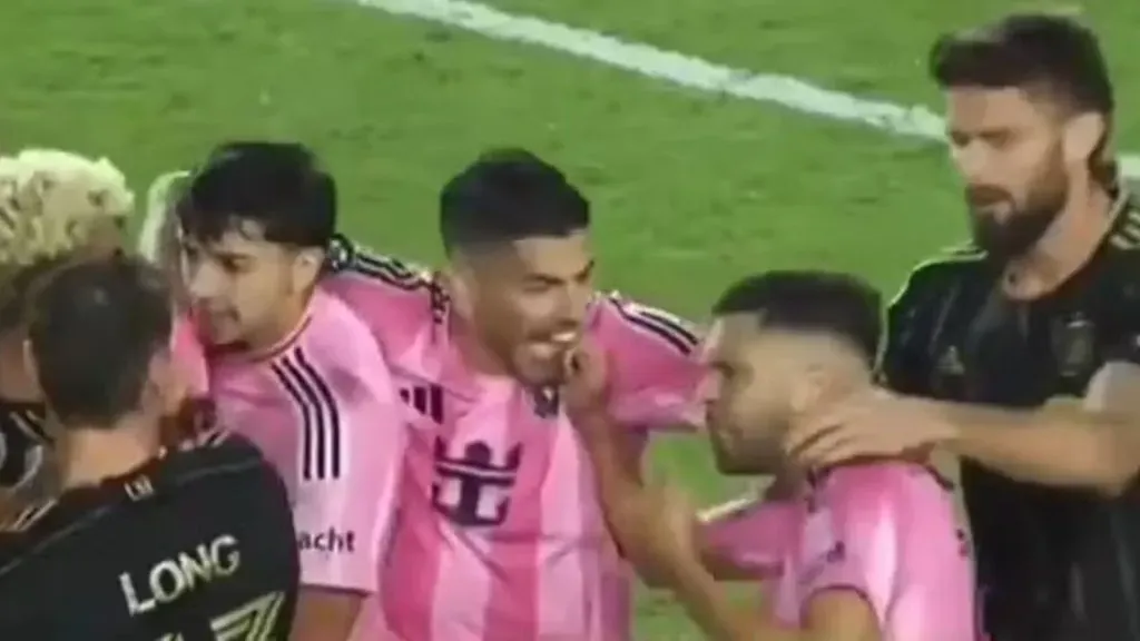 Momento da mordida de Suárez na mão direita de Jordi Alaba