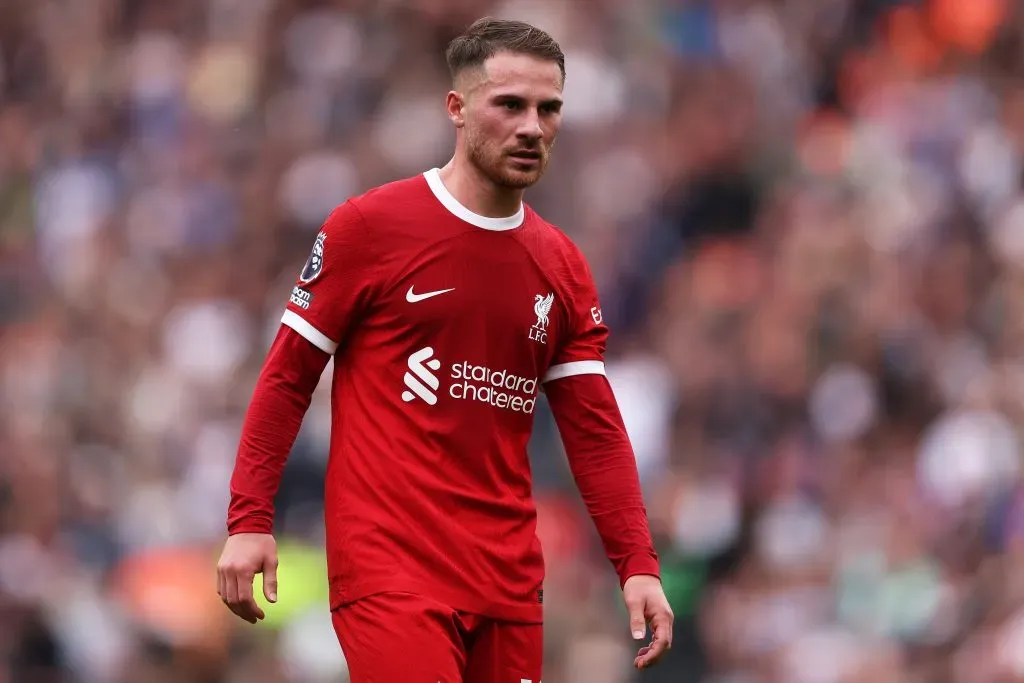 Mac Allister, em campo, com a camisa vermelha do Liverpool, e alvo do Real Madrid