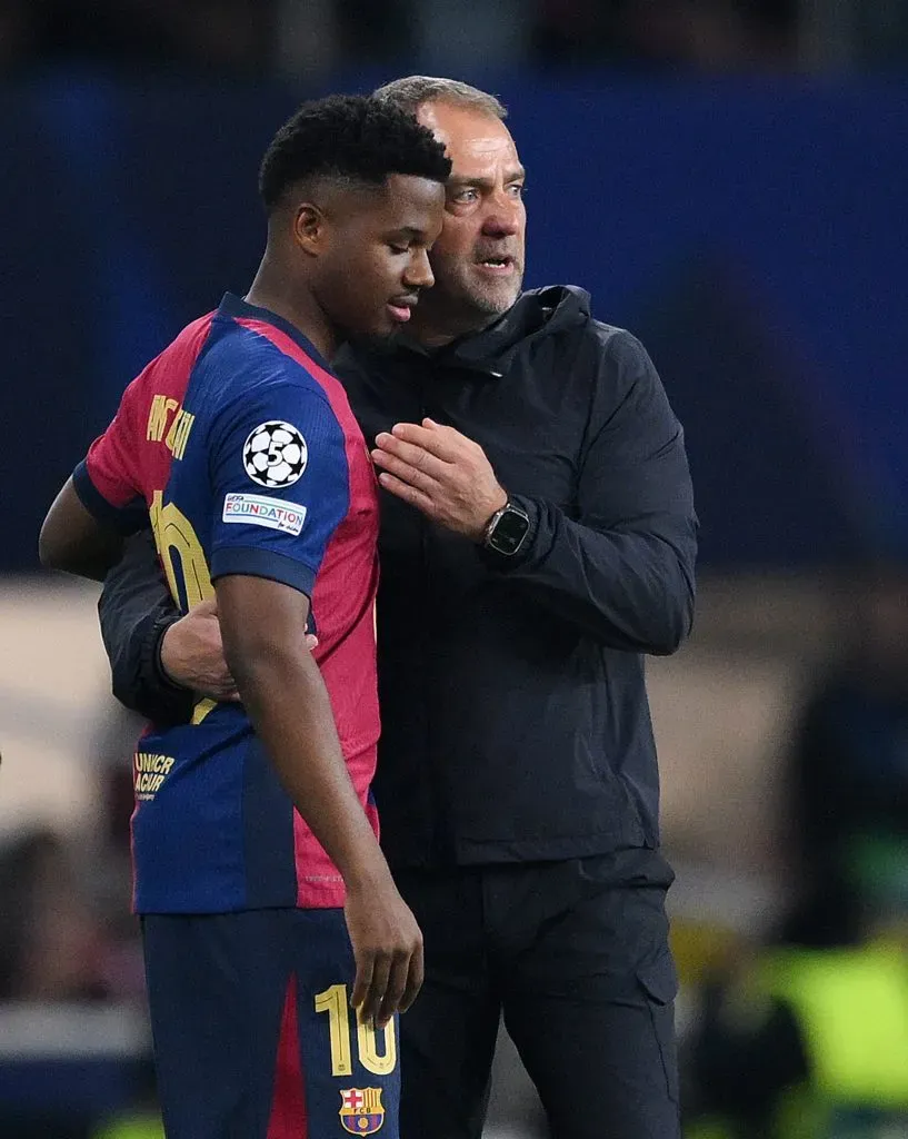 Ansu Fati, em campo, com a camisa vinho e azul do Barcelona