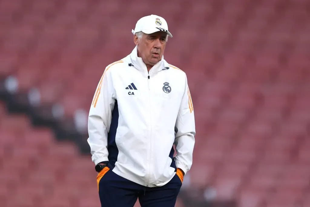 Ancelotti de casaco branco