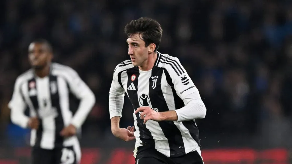 Andrea Cambiaso em campo pela Juventus (Francesco Pecoraro/Getty Images)