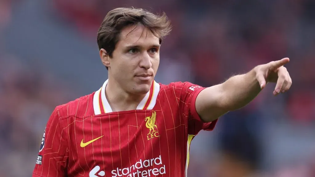 Chiesa, em campo, com a camisa vermelha do Liverpool. (Photo by Alex Livesey/Getty Images)