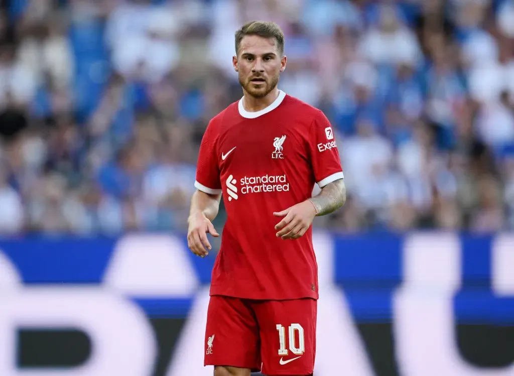 Mac Allister, em campo, com a camisa vermelha do Liverpool, e ligado ao Real Madrid