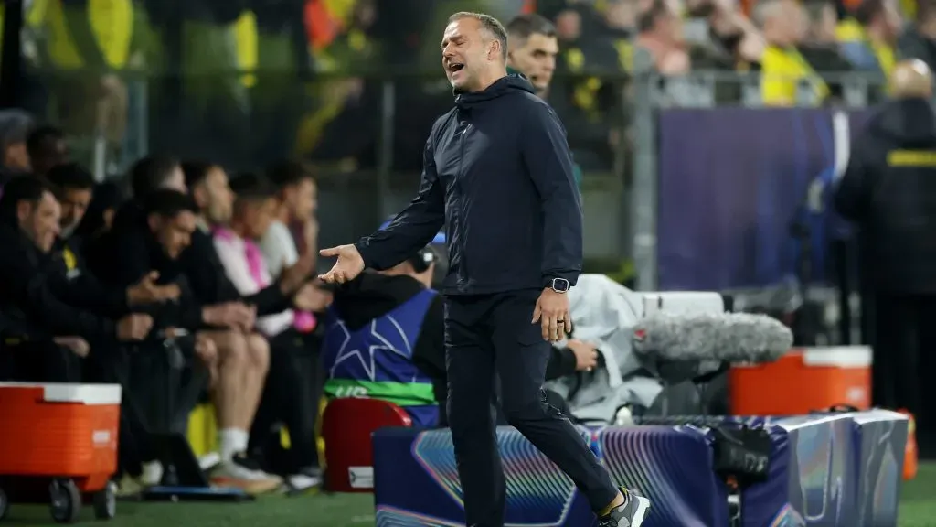Hansi Flick à beira do campo no jogo entre Borussia Dortmund e Barcelona. Foto: Alex Grimm/Getty Images